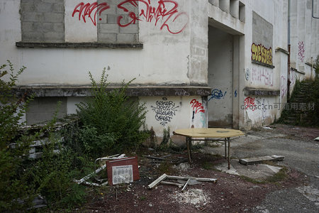 涂鸦废墟中的孤寂桌椅