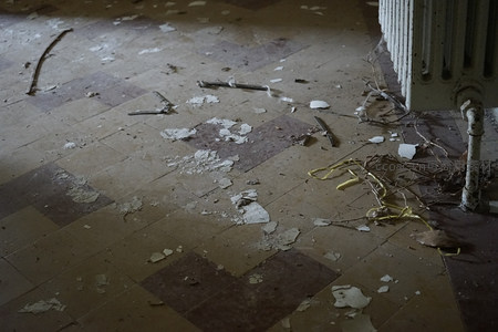 破败室内地板散落残骸