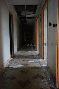 废弃走廊尽头幽光，地板残破天花板塌陷
