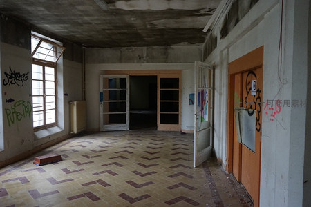 废弃建筑走廊涂鸦与斑驳地砖