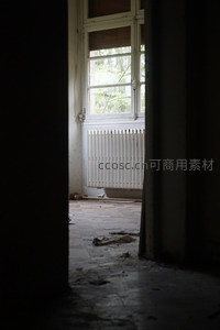 从黑暗门洞窥见的废弃房间