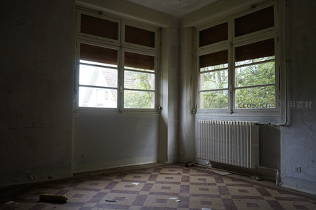 空荡角落窗边老式暖气片