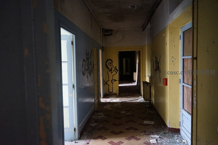 破败长廊尽头的涂鸦与碎屑