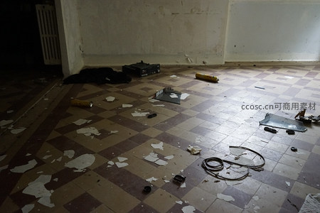 废弃房间内散落的杂物与剥落墙皮