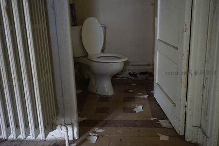 破败卫生间内孤寂的白色马桶