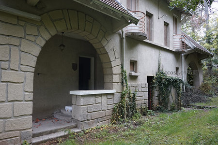 石砌拱廊别墅前院景致