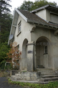 林间老屋拱门入口显岁月痕迹