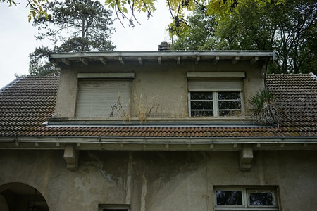 屋顶阁楼窗户紧闭显荒凉感