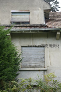 老式卷帘窗与斑驳墙面，静谧时光