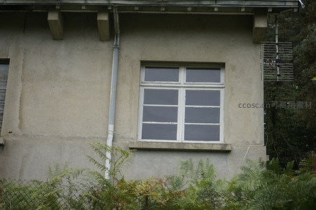 白色窗框与水泥墙，简约工业风