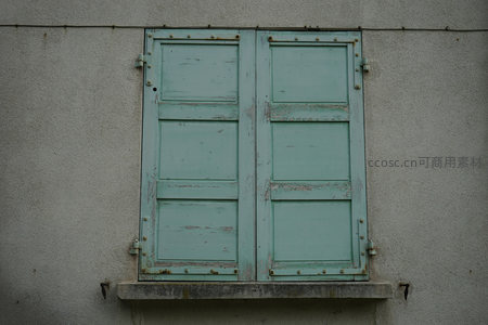 斑驳褪色的浅绿百叶窗