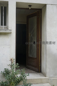 破损玻璃门后的幽暗入口