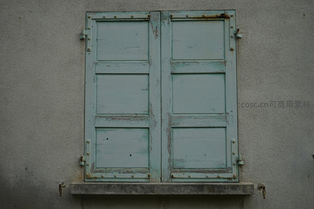 风化严重的双开木制百叶窗