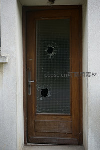 木门上布满裂痕与破洞的玻璃
