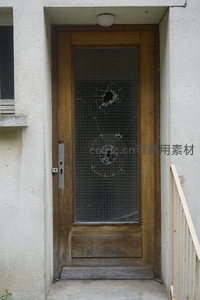 破窗木门，岁月痕迹斑驳