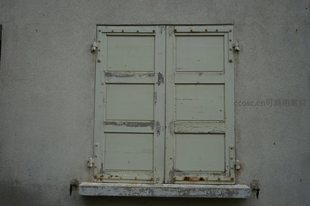 褪色百叶窗，静默守候时光