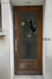 星形贴纸旁的破碎玻璃门