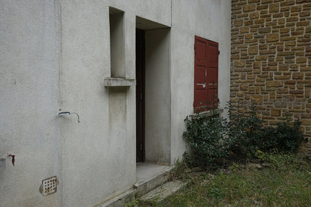 红窗白墙，杂草丛生的角落