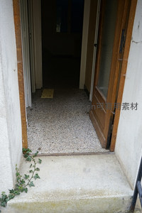 敞开的木门与攀爬的藤蔓，静谧的入口