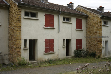 红窗石墙老屋，岁月痕迹斑驳