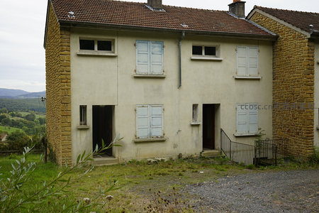 白窗老宅远眺山谷田园风光