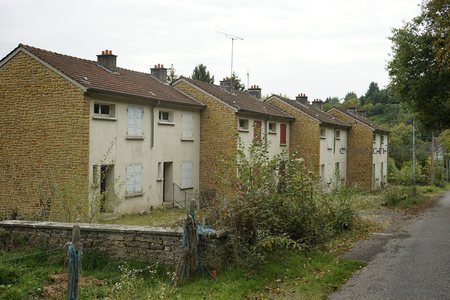 一排石砌老屋沿路静默伫立