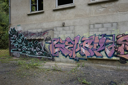 斑斓涂鸦覆盖斑驳墙面，街头艺术绽放