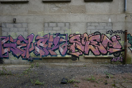 紫粉色调涂鸦字母，霸占废弃建筑外墙