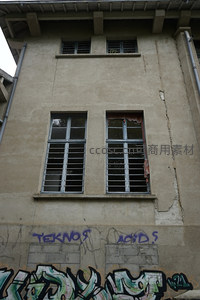 废弃建筑外墙与涂鸦艺术特写