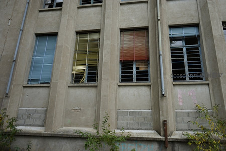 老旧建筑窗框与色彩对比