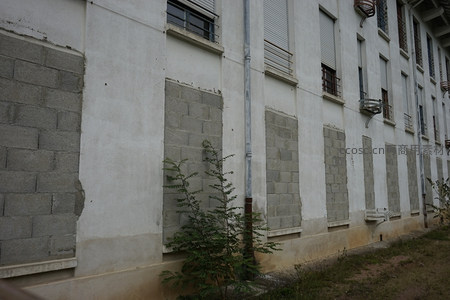 老旧厂房外墙的砖块修补