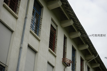 老式建筑屋檐下的窗景