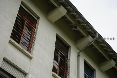 建筑角落的红色窗格与监控