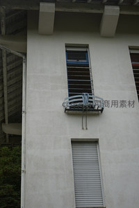 白色建筑外墙与蓝色窗框细节