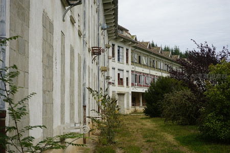 老旧建筑旁的小径与植被