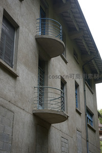 弧形阳台与混凝土外墙特写
