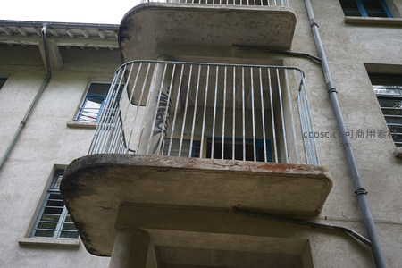 老旧建筑的弧形阳台特写