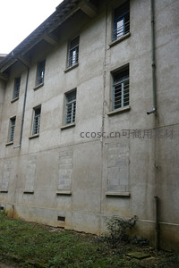 斑驳墙体上的封闭窗洞