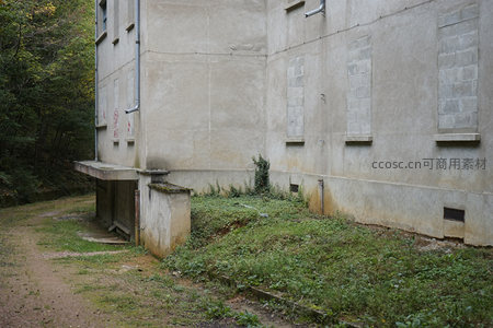 建筑角落的杂草与土路