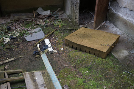 破败院落中的水泥盖板
