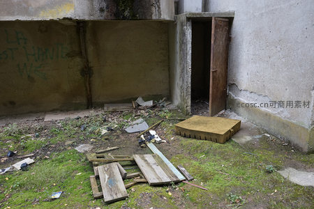 墙角下的废弃杂物堆