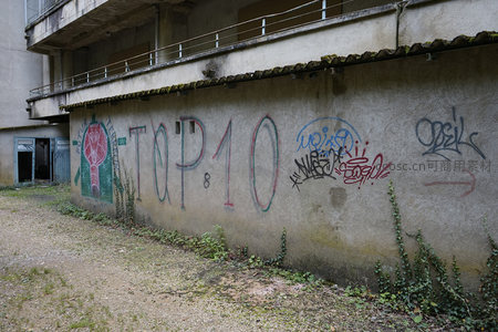 布满涂鸦的废弃建筑外墙