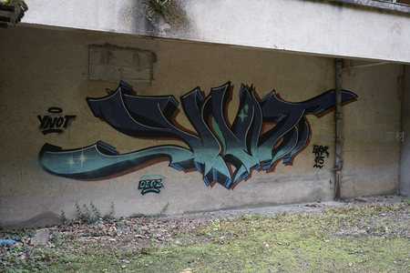 街头涂鸦艺术墙，色彩斑斓的字母图案