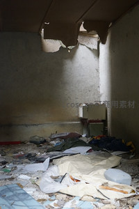 废弃房间内散落垃圾与破损天花板