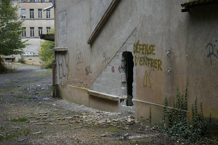 废弃建筑外墙，涂鸦警告“禁止进入”