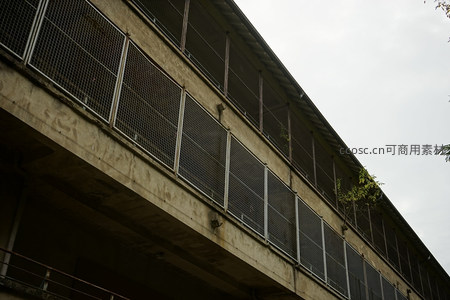 废弃工业建筑的金属网格与混凝土结构特写