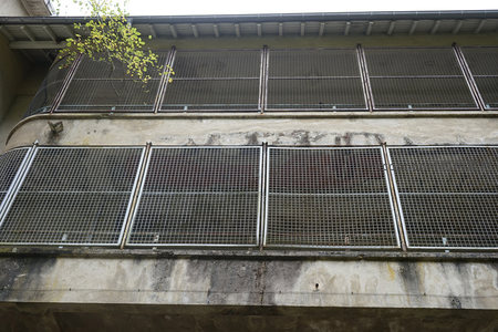 老旧建筑外立面的网格窗与墙面纹理细节