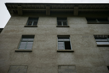 复古风格建筑的素雅墙面与百叶窗