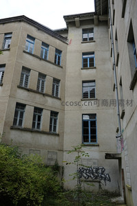 墙角涂鸦点缀废弃楼宇角落