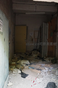 废墟走廊堆满碎石与垃圾